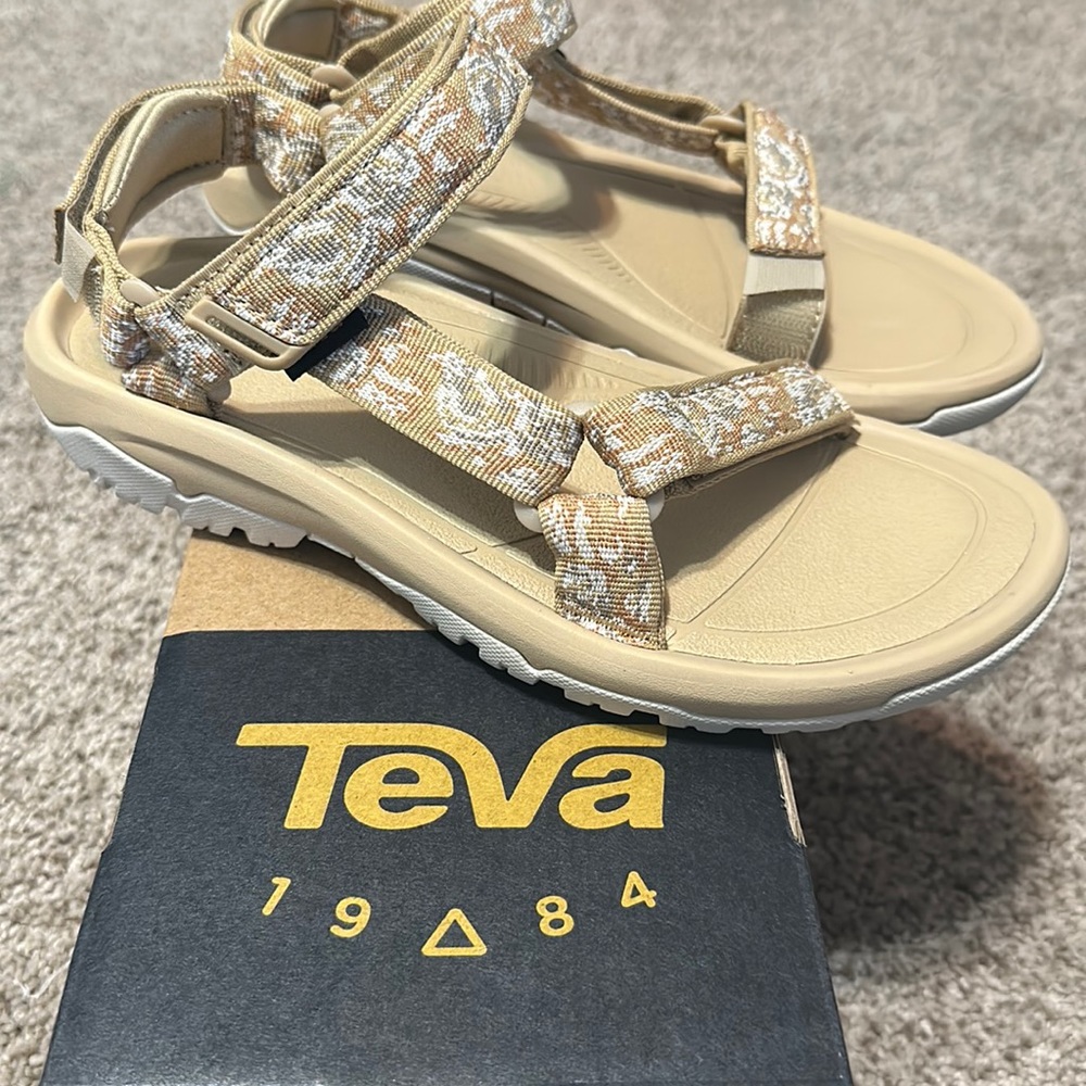 NEW IN BOX Teva W Hurricane XLT2 Sandal in color Pampas Starfish